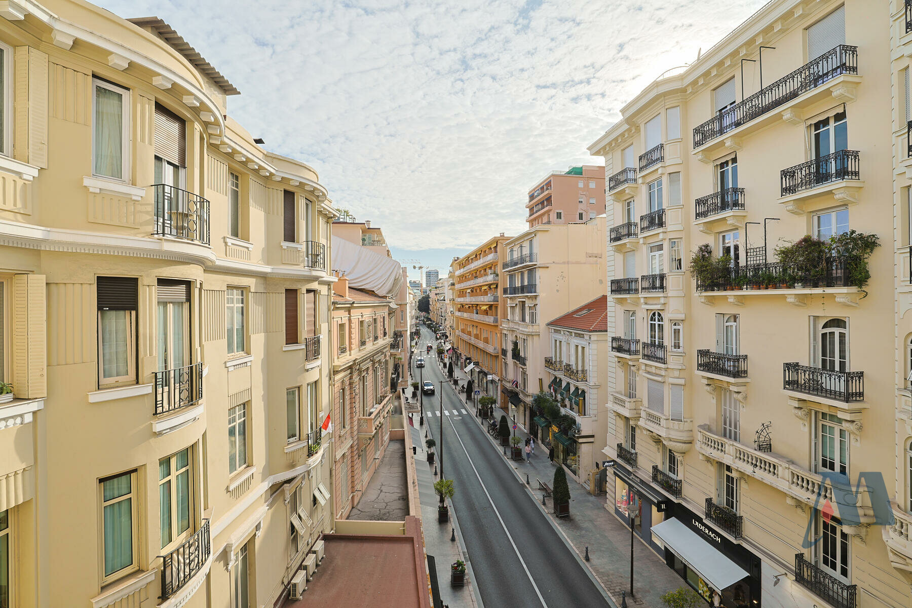 5 ROOM APARTMENT - CARRÉ D'OR - 21 / 23