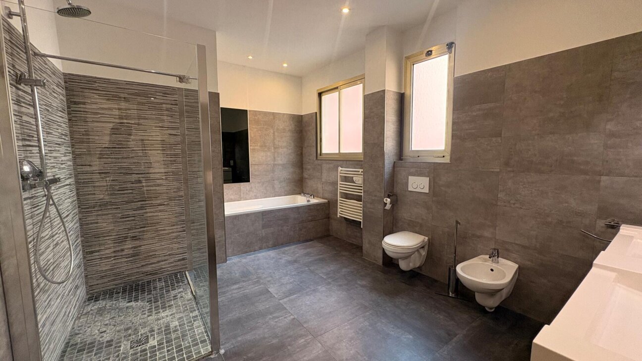 APPARTEMENT DE 4/5 PIÈCES - LA ROUSSE - ST ROMAN - 7 / 11